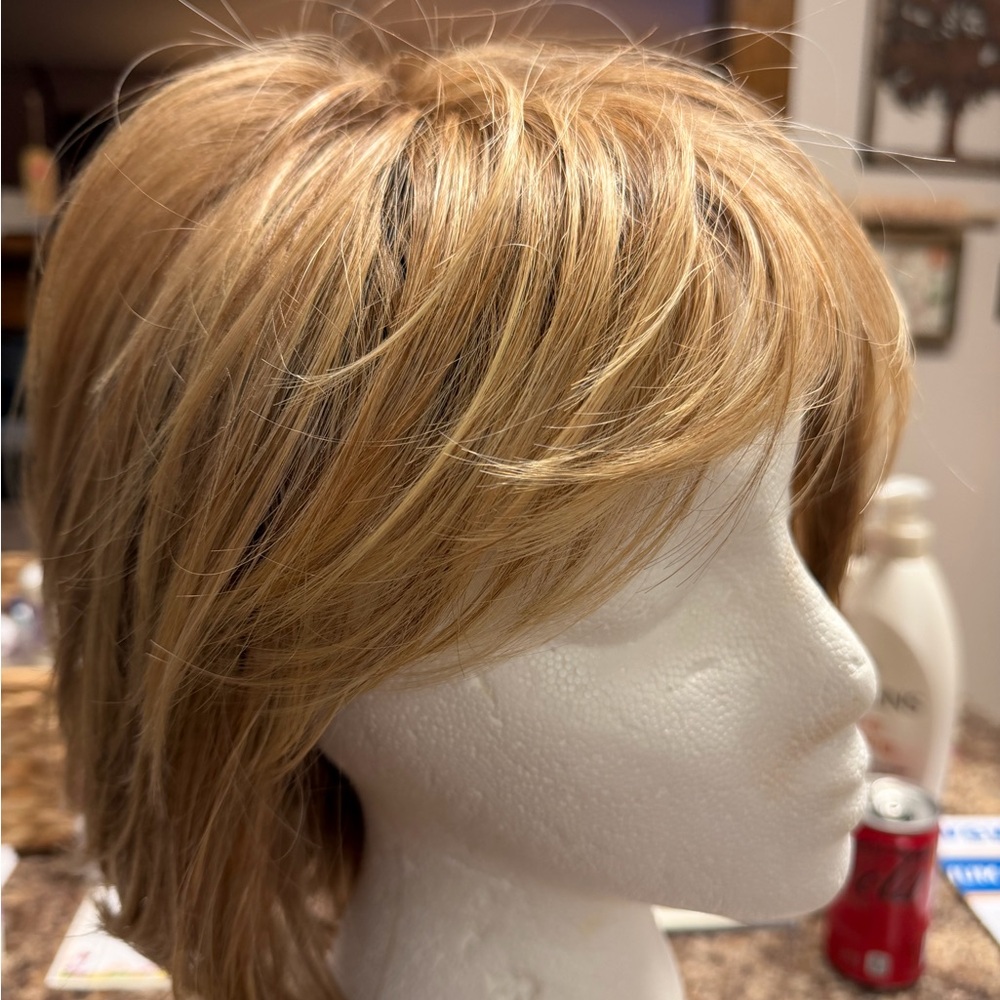 Blonde Layered Women's Wig - Lightweight Natural Style